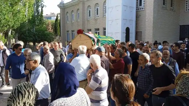 Ayvalık ilçesinde yaşayan ve genç yaşta hastalığa yakalanan sevilen öğretmen Dilek Demirci, sevenlerinin gözyaşları arasında son yolculuğuna uğurlandı.