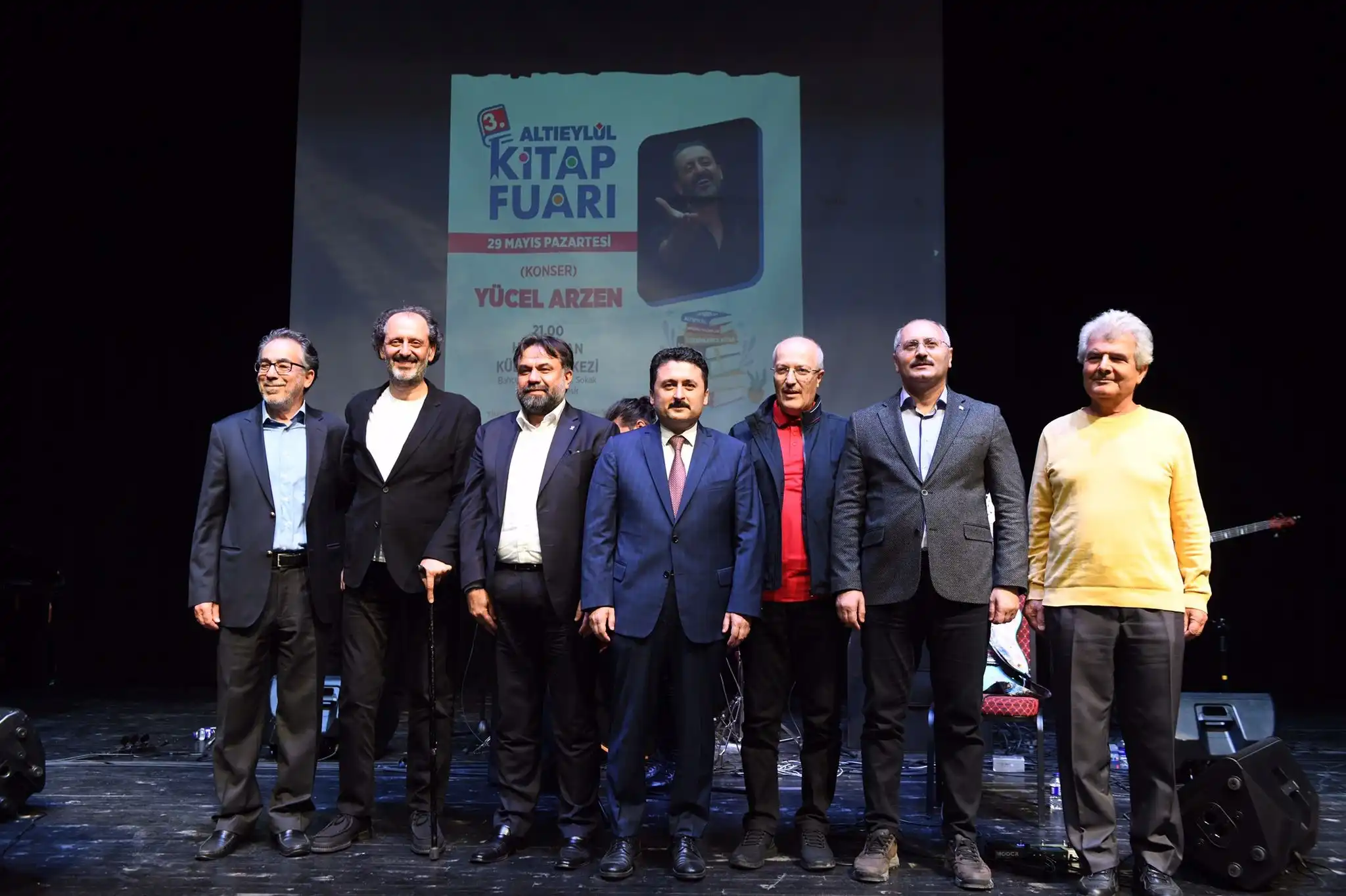 Altıeylül Belediyesinin 3.kitap fuarında sahne alan Müzisyen Yücel Arzen ve Orkestrası konseri vatandaşlardan büyük ilgi gördü. Konser Hasan Can Kültür Merkezi’nde gerçekleşti vatandaşlar enfes bir müzik gecesi yaşadı.