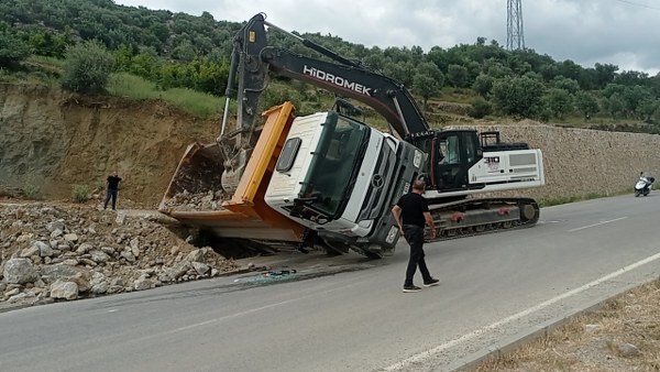 Balıkesir Edremit'te su kanalına düşen hafriyat kamyonunun şoförü yara aldı