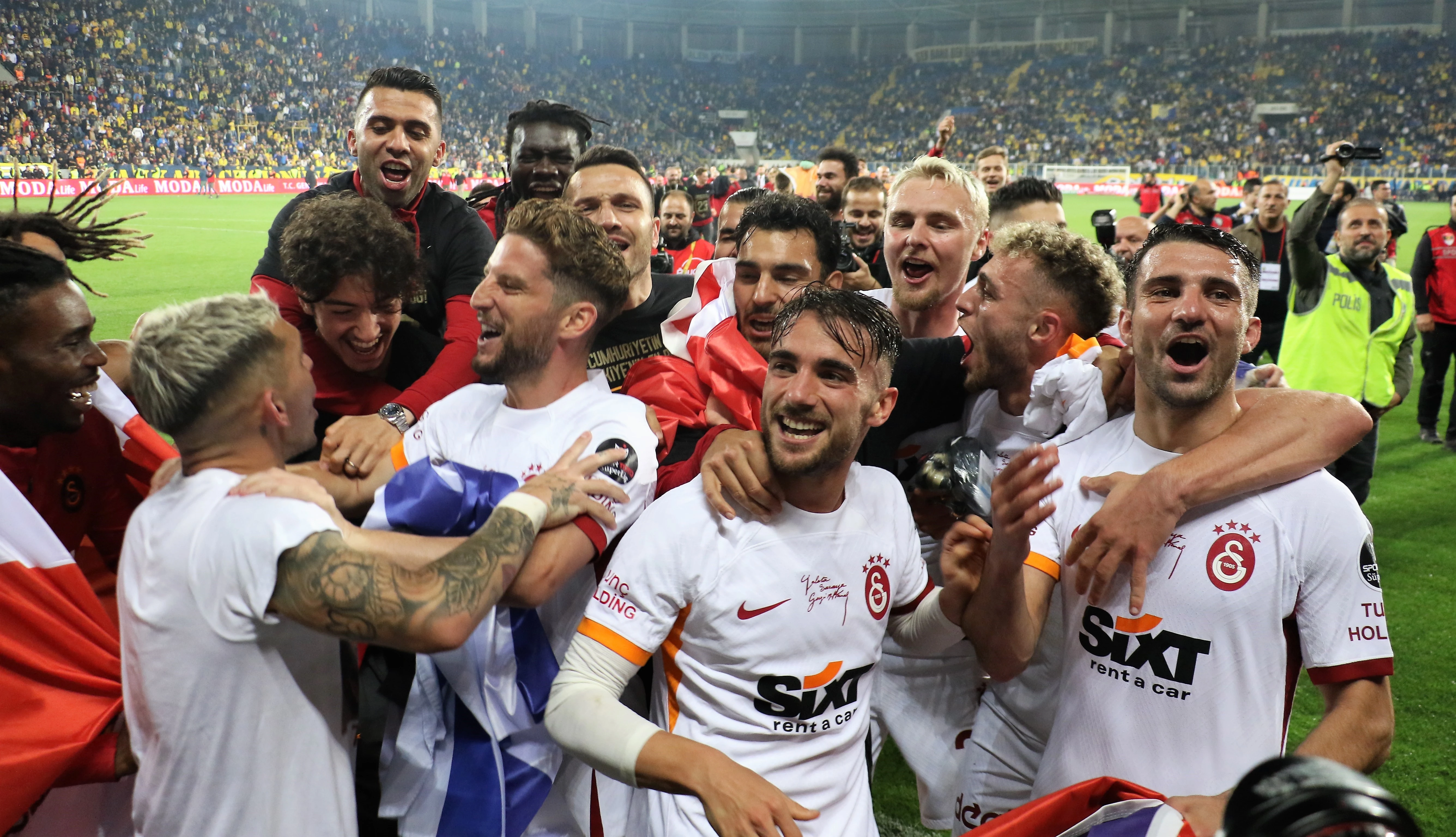 Galatasaray, MKE Ankaragücü maçını kazanarak 3 sezon sonra şampiyonluğunu ilan etti. 2022-2023 sezonunu şampiyon tamamlayan Galatasaray böylece tarihinde 23. şampiyonluğunu kazanmış oldu.