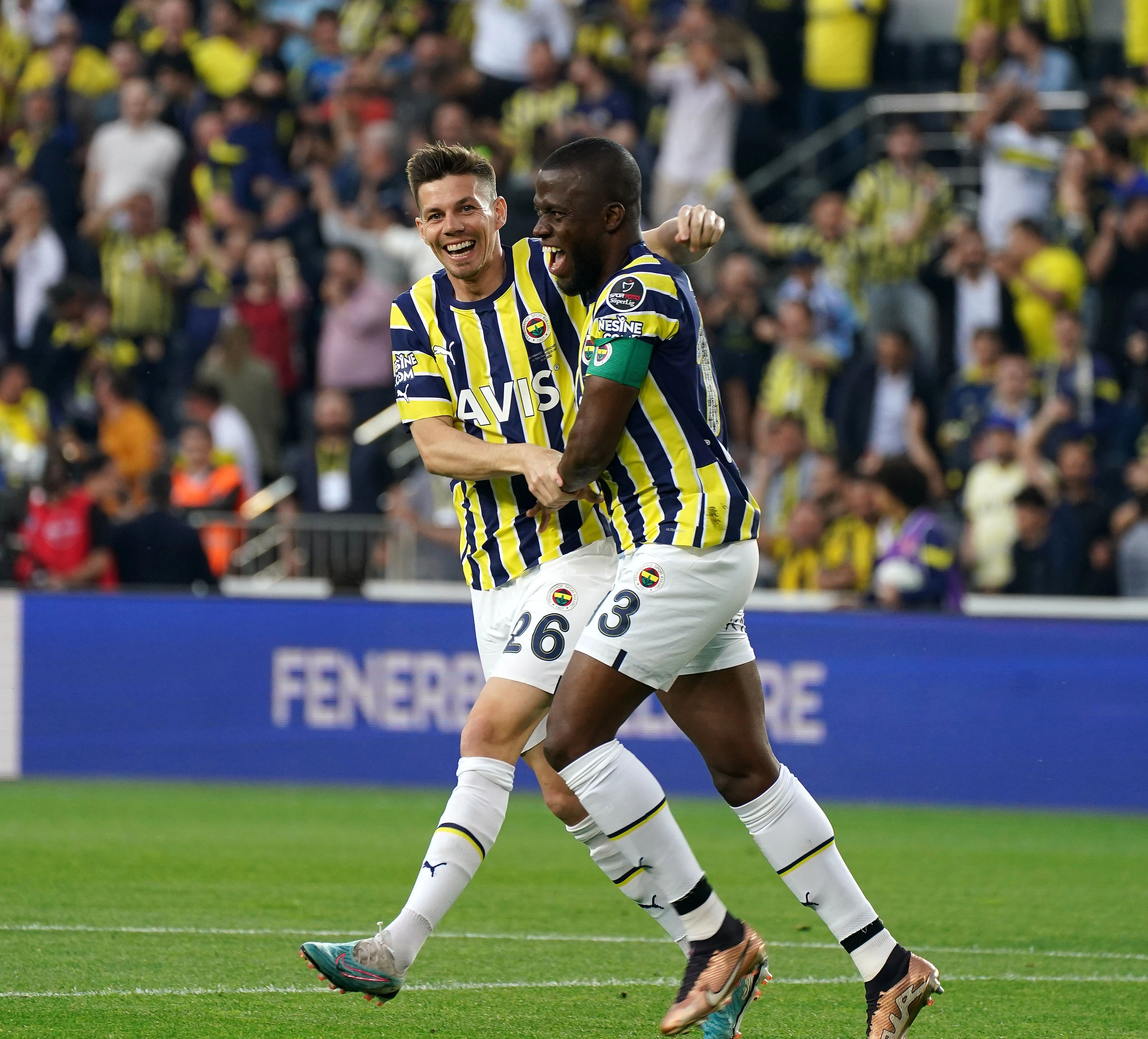 Enner Valencia, Süper Lig'de 29 gol atarak sarı-lacivertli formayla bir sezonda en fazla gol atan oyuncu oldu. Böylece Valencia, Alex de Souza’nın rekorunu kırdı.