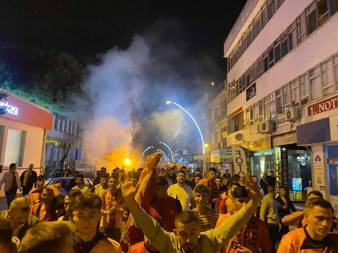 Galatasaray, Süper Lig'in 36. haftasında deplasmanda Ankaragücü ile karşılaştığı maçı 4-1 kazanarak şampiyonluğunu ilan etti. Maç sonrasında Balıkesir'de yaşayan sarı-kırmızılı taraftarlar şampiyonluğu coşkuyla kutladılar.