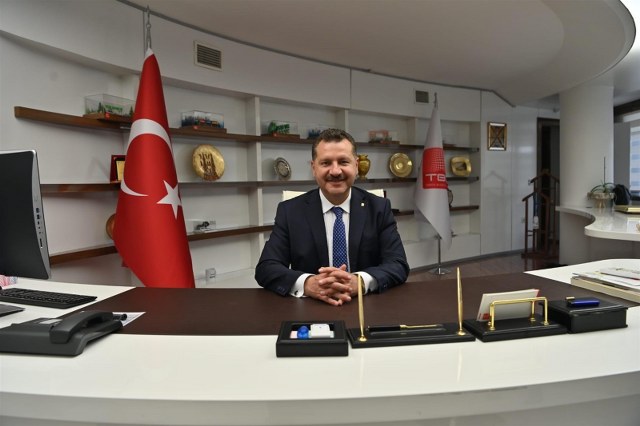 Balıkesir Büyükşehir Belediye Başkanı Yücel Yılmaz, Birleşmiş Kentler ve Yerel Yönetimler Dünya Teşkilatı Başkan Yardımcılığı ve Yönetim İçin Gelecek Paktı Elçiliği görevlerinin ardından Türkiye Belediyeler Birliği Başkanlığı'na seçildi. Başkan Yılmaz, koltuğu Gaziantep Belediye Başkanı Fatma Şahin'den devraldı.