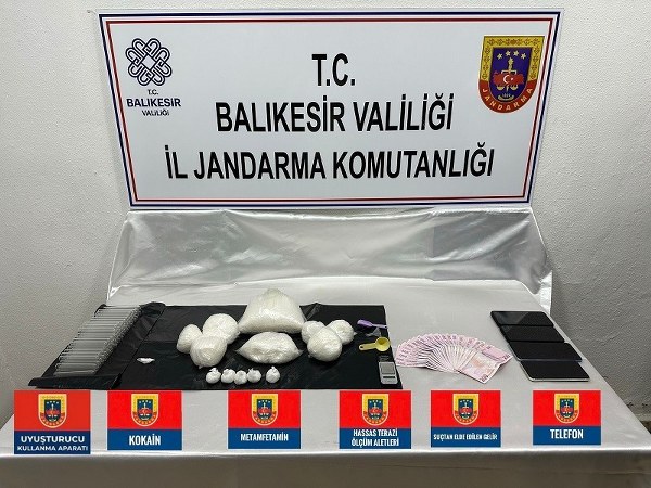 Balıkesir jandarma ekipleri yaptıkları asayiş ve uyuşturucu madde operasyonlarında 29 şüpheli şahıs ve çok miktarda silah, fişek, uyuşturucu madde ele geçirdi.