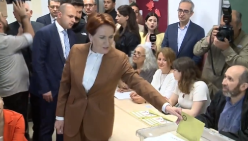 Meral Akşener, oyunu Üsküdar Beylerbeyi’ndeki Hacı Sabancı Anadolu Lisesi'nde kullandı ve "Özellikle gençlerin geleceği açısından çok önemli bir seçimin ikinci safhasında oylarımızı kullandık." dedi.