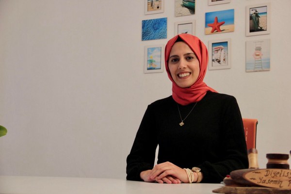 Diyetisyen Yasemin Polat, dengeli beslenmenin önemine ilişkin yaptığı açıklamada, her besinin vücut için faydalı olduğunu ancak meselenin tüketim sıklığı ve miktarını doğru ayarlayabilmeden geçtiğini belirtti.