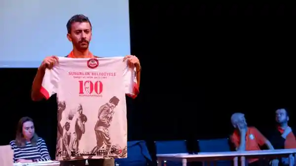 Susurluk Belediyesi spor ve sanat kurslarında ücretsiz eğitim alan bin 244 çocuğa özel olarak tasarlanan “cumhuriyetinyüzü” logolu forma hediye etti.