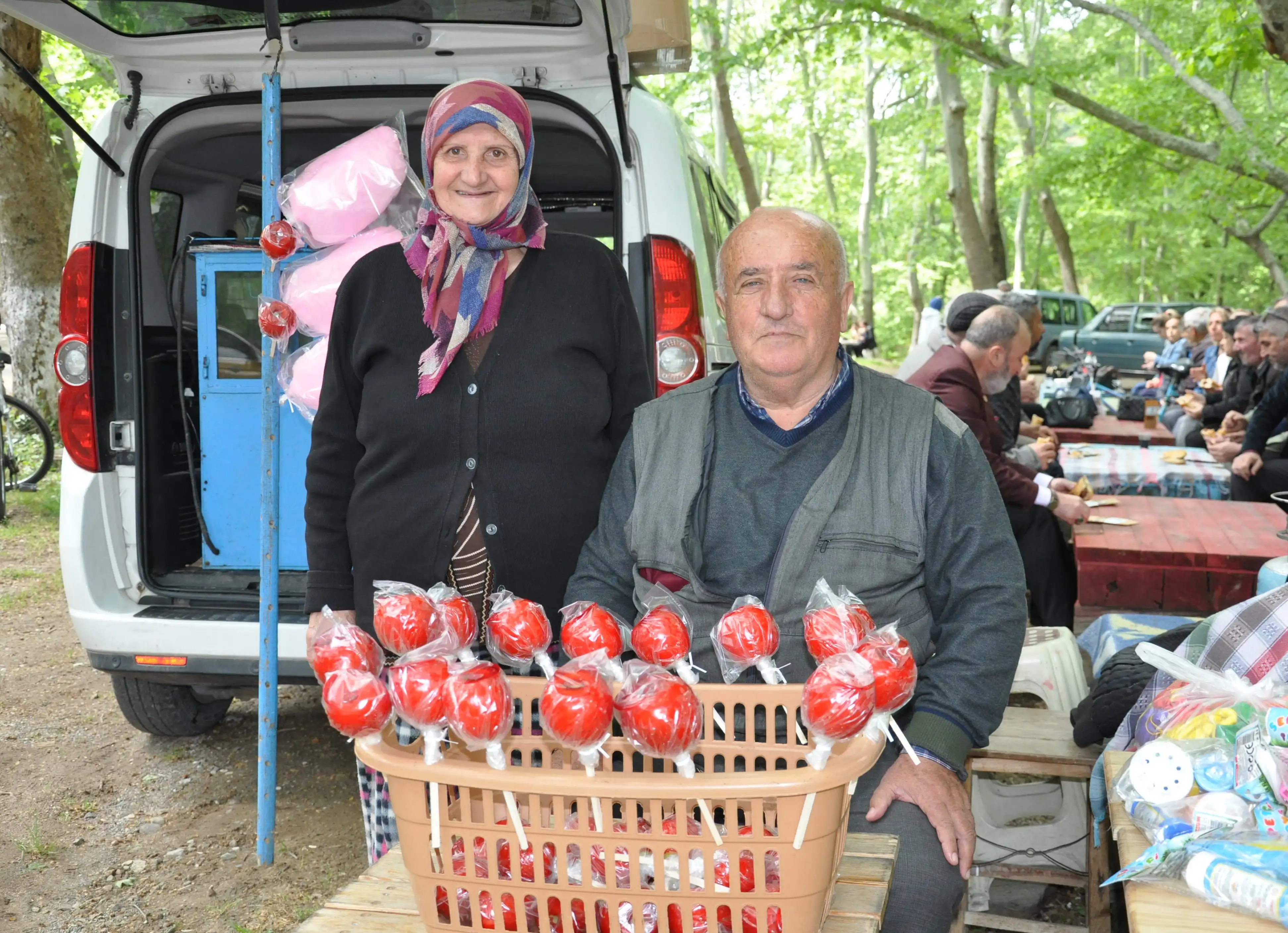 40 Yılı aşkın süredir pamuk şeker ve elma şekeri yaparak evini geçindiren Pamuk Şekerci Ahmet Ziya Vural, ilçede yaşayan çocukların “Pamuk Şekerci Ziya Amcası” olarak tanınıyor. Ayrıca Vural; düğün, doğum günü, mevlit gibi yerlerde istek ve sipariş üzerine pamuk şeker ve elma şekeri tezgâhıyla çocuklara hizmet veriyor.