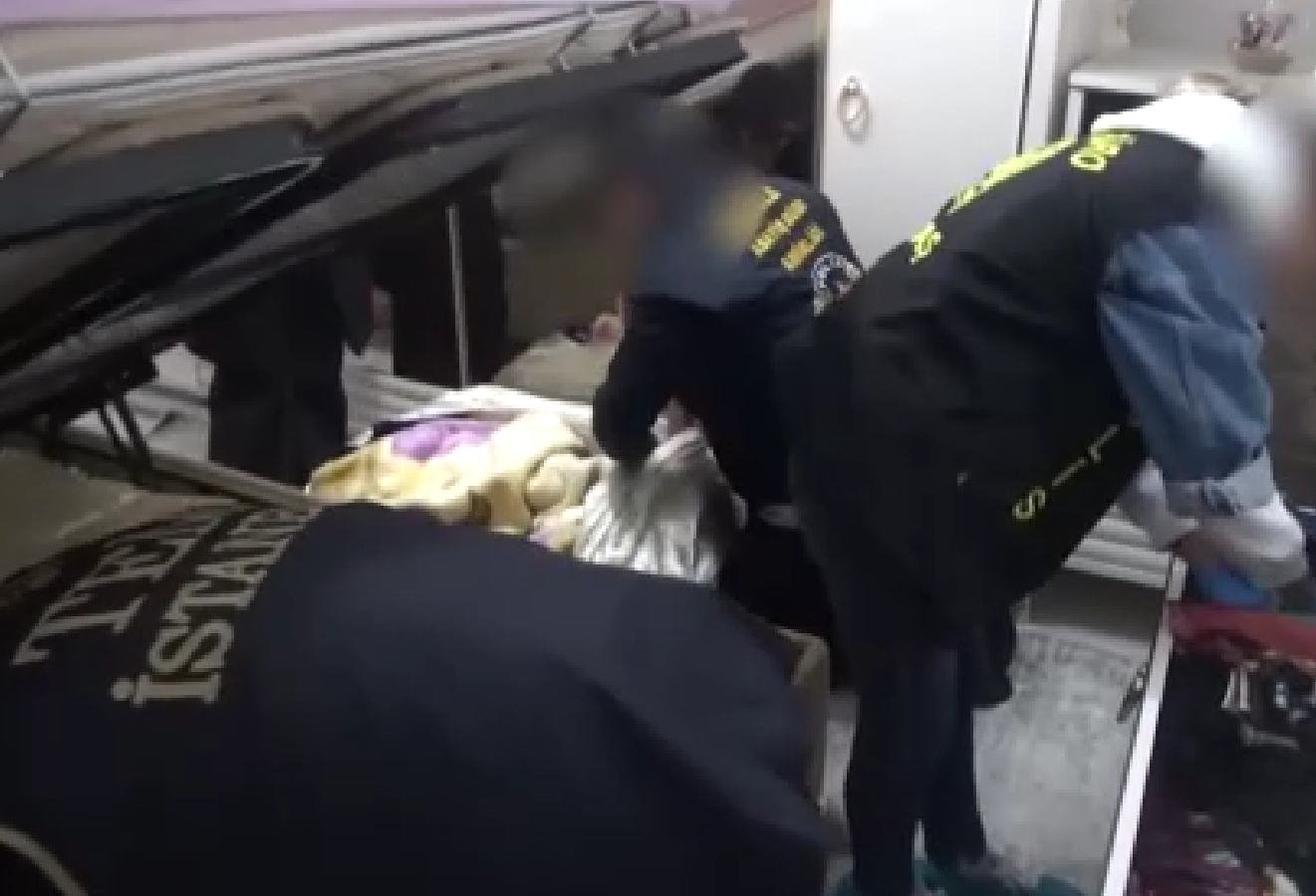 Bölücü terör örgütü PKK’ya yönelik İstanbul merkezli 6 ilde düzenlenen operasyonlarda, örgütün dağ kadrosuna eleman topladıkları, silahlı ve korsan gösteriye katıldıkları tespit edilen 32 şüphelinin yakalandığı bildirildi. İstanbul Emniyet Müdürlüğü Terörle Mücadele Şube Müdürlüğü (TEM) ekipleri, bölücü terör örgütü PKK/KCK’nın faaliyetlerinin deşifre edilmesi ve engellenmesine yönelik geniş çaplı çalışma gerçekleştirdi. İstanbul Cumhuriyet Başsavcılığınca yürütülen soruşturma çerçevesinde harekete geçen emniyet ekipleri, örgütün gençlik yapılanması Devrimci Gençlik Hareketi (DGH) içerisinde faaliyet gösterdikleri, PKK/KCK’nın dağ kadrosuna eleman topladıkları ve aktardıkları tespit edilen 39 şüpheli saptandı. Silahlı, molotoflu ve korsan gösteri yürüyüşlerine katıldıkları belirlenen örgüt üyelerinin yakalanması için bu sabah İstanbul merkezli 6 ilde eş zamanlı operasyon gerçekleştirildi. Özel harekat timlerinin de katıldığı 38 adrese yapılan baskınlarda 32 şüpheli yakalanarak gözaltına alındı. Operasyonda yakalanan şüpheliler arasında Halkların Demokratik Kongresi (HDK), Halkların Demokratik Partisi (HDP), Yeşiller ve Sol Gelecek Partisi (Yeşil Sol Parti) Gençlik Meclisi üyeleri ile yöneticilerinin de aralarında bulunduğu öne sürüldü. Bu kişilerin kaldıkları adreslerde yapılan aramalarda ise 1 kurusıkı tabanca, çok sayıda dijital materyal ve örgütsel içerikli yasaklı yayınlar ele geçirildi. Gözaltına alınan şüpheliler sorgulanmak üzere İstanbul Terörle Mücadele Şubesine götürüldü. Zanlılar hakkında başlatılan işlemlerin devam ettiği aktarılırken, firari durumda olan 7 şüphelinin yakalanması için çalışmaların devam ettiği belirtildi.