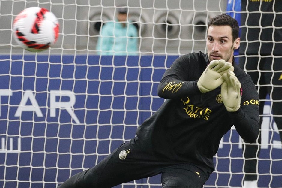 Fransa'da Ligue 1 ekiplerinden PSG'de forma giyen kaleci Sergio Rico'nun attan düşerek ağır yaralandığı belirtildi.