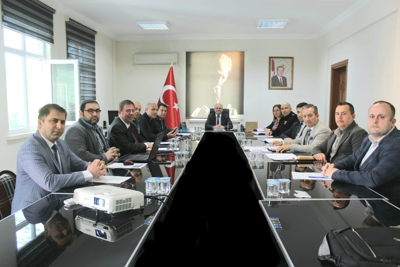 19 Mayıs Atatürk’ü Anma, Gençlik ve Spor Bayramında gerçekleştirilecek etkinlikleri görüşmek amacıyla Kaymakam Muammer Köken ile ilçe protokolü bir araya geldi. kutlama