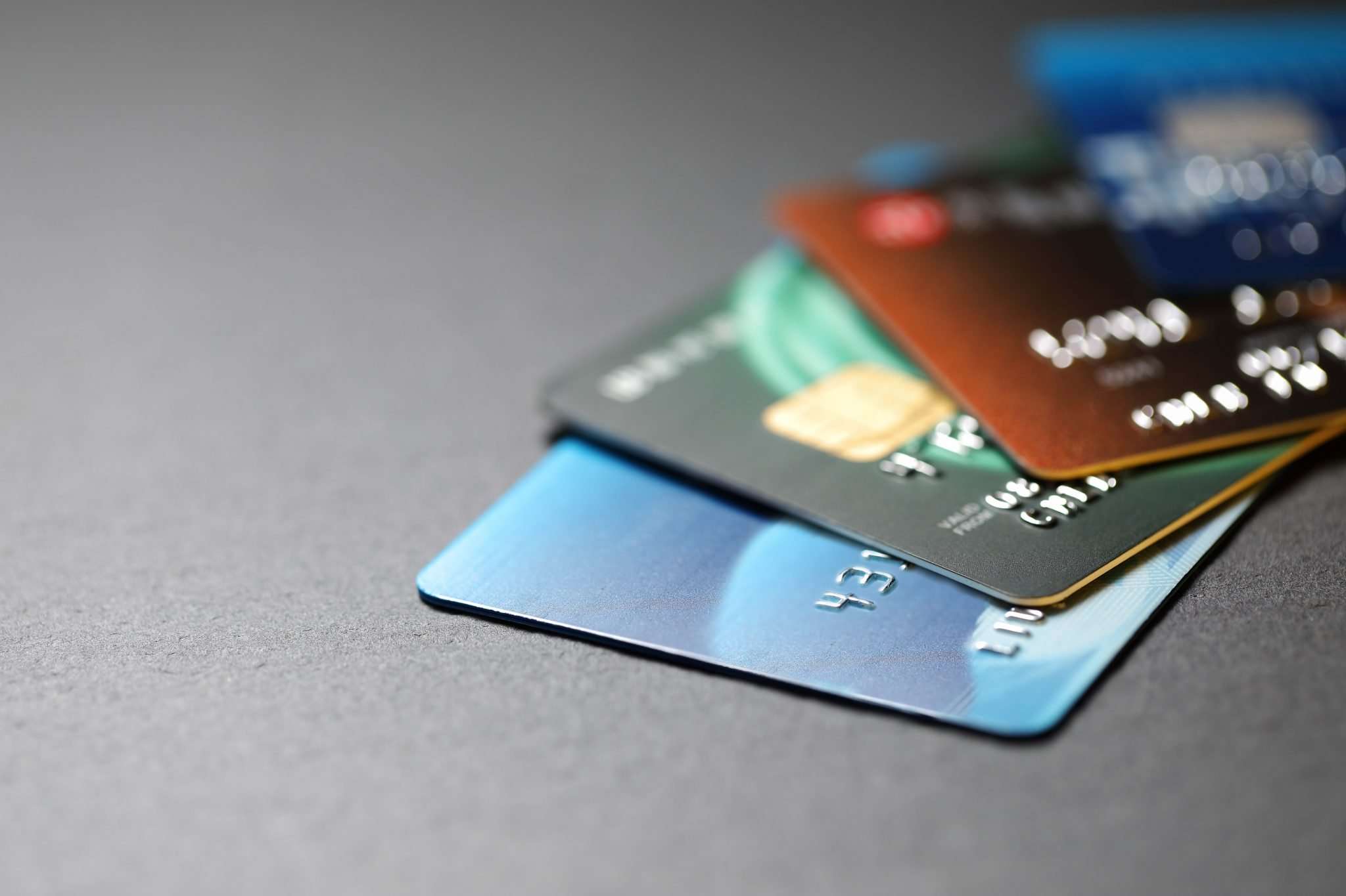 Merkez Bankası, kredi kartlarıyla yapılan nakit avans ve kuyumcu harcamalarıyla ilgili yeni bir düzenlemeye geçti. Yüksek limitli kredi kartlarındaki nakit avans ve kuyum harcamaları, artık menkul kıymetler kapsamında değerlendirilecek şekilde banka tarafından düzenlendi. KREDİ KARTI