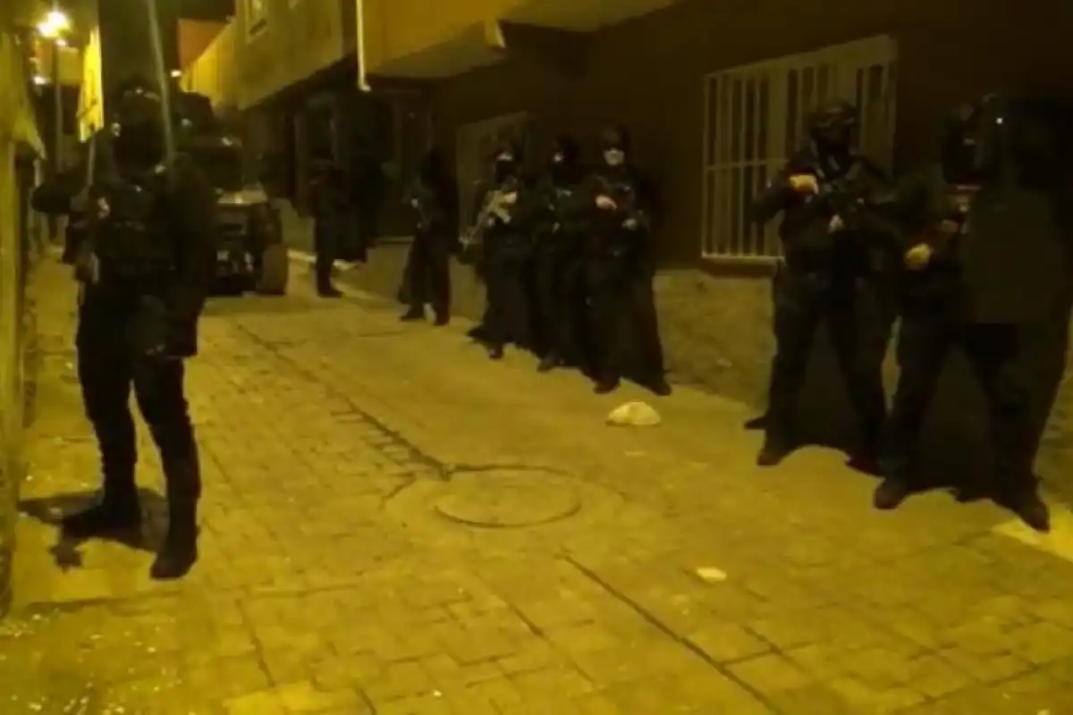 İstanbul'da gerçekleştirilen terör örgütleri El Kaide ve DEAŞ'a yönelik operasyonlar kapsamında, yabancı uyruklu 12 kişi yakalandı. Kentin 9 farklı ilçesinde 13 farklı adrese yapılan baskınlarda, örgütsel dokümanların yanı sıra çok sayıda malzeme de ele geçirildi.
