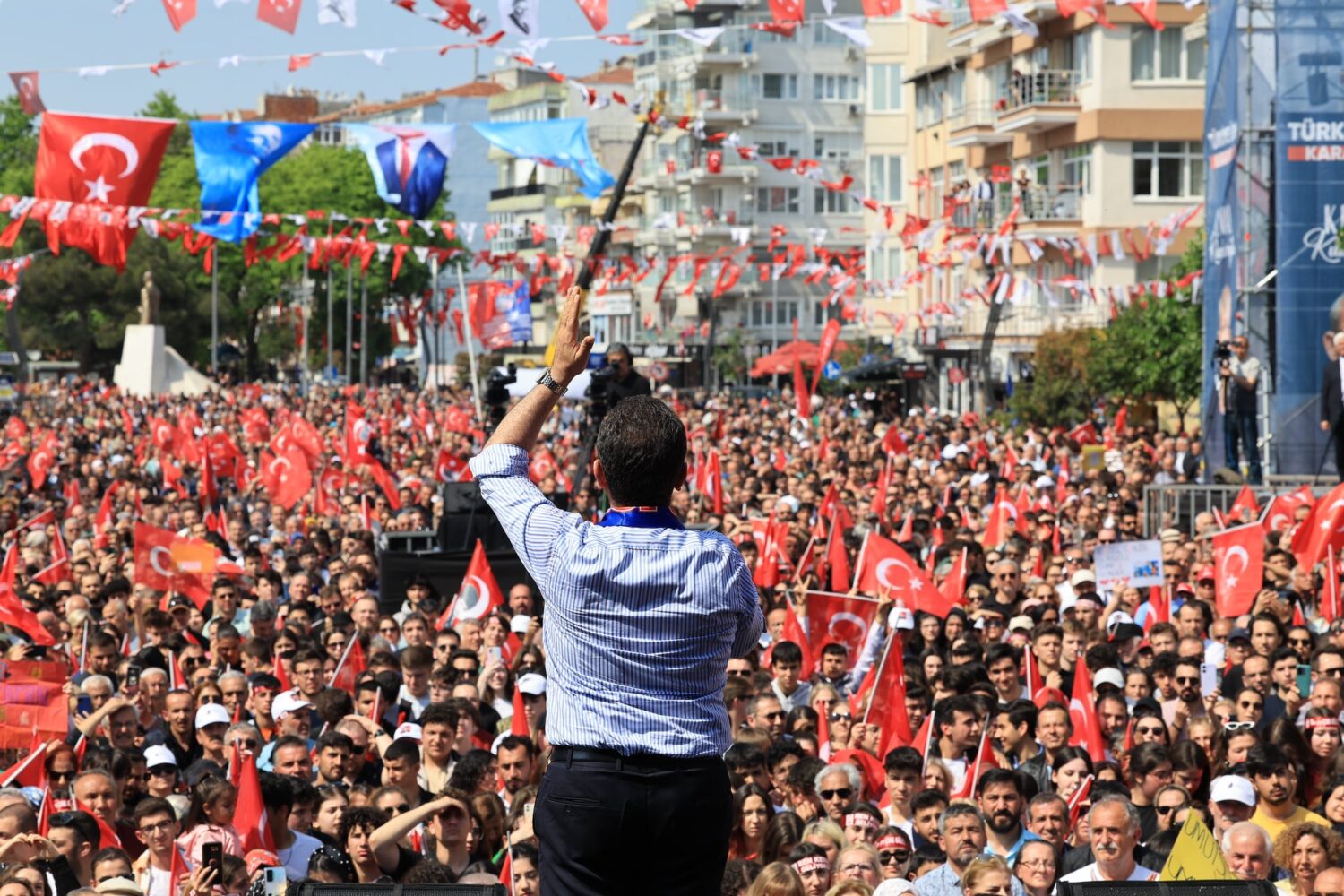 İstanbul Büyükşehir Belediye Başkanı ve Millet İttifakı Cumhurbaşkanı Yardımcısı Adayı Ekrem İmamoğlu, Silivri Buluşması'nda vatandaşlara seslendi, "Yüzde 60 üzerinde milletimizin oyuna talibiz" dedi.