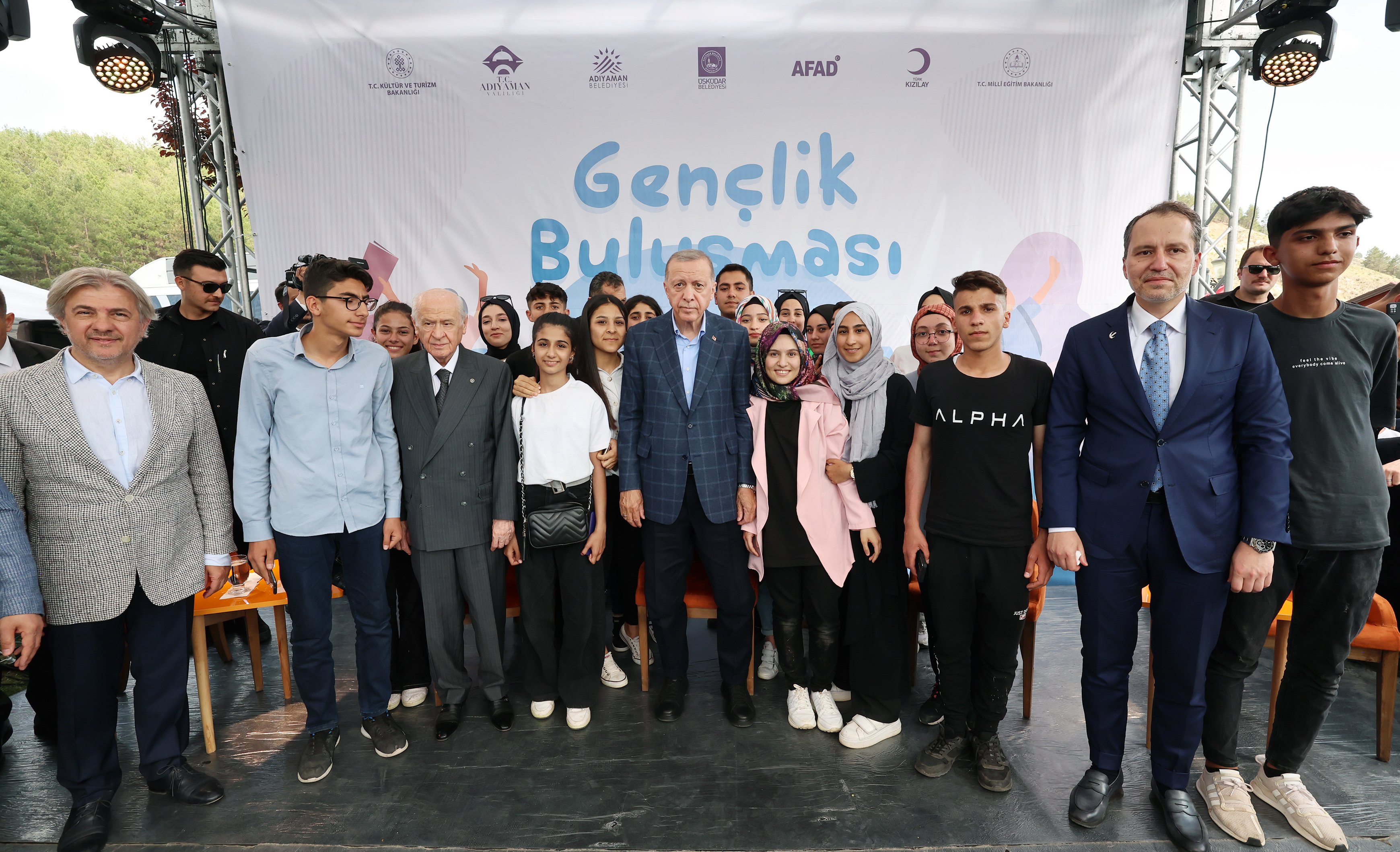 Cumhurbaşkanı Recep Tayyip Erdoğan Adıyaman'da gençlerle buluştu. Cumhurbaşkanı Erdoğan, 14 Mayıs'ta gençlerden en büyük desteği Cumhur İttifakı'nın aldığını söyledi.