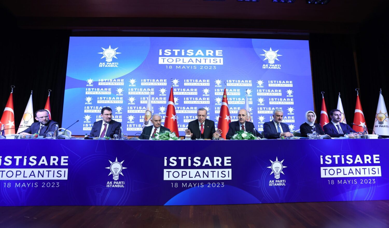 Cumhurbaşkanı Recep Tayyip Erdoğan, AK Parti İstanbul İl Başkanlığının Sütlüce binasındaki istişare toplantısına katıldı. 