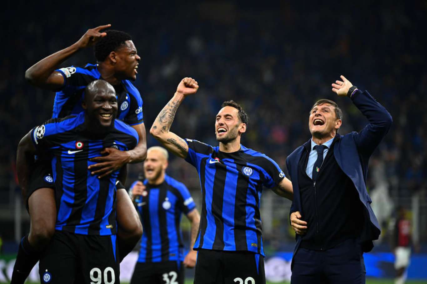 UEFA Şampiyonlar Ligi yarı finalinde Milan’ı iki maçta da mağlup eden Inter, İstanbul’da oynanacak final biletini almayı başardı. Milli futbolcu Hakan Çalhanoğlu ve arkadaşları final coşkusunu taraftarlarıyla doyasıya kutladı.