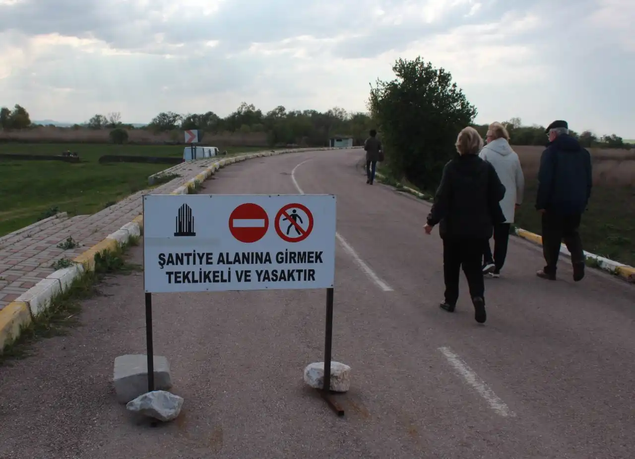 “Her yıl 266 türden 3 milyon göçmen kuşa ev sahipliği yapan Avrupa Konseyi A Sınıfı diploma sahibi Manyas Kuş Cenneti Milli Parkı’ında kısmet olursa önümüzdeki yıl Kuşcenneti Milli Parkı (Etap 1) İdare ve Ziyaretçi Merkezi Giriş Kontrol Ünitesi Yapımı ve Alan Düzenleme İşi’nin bittiğini görebileceğiz.” Şeklinde 3 yıl önce konuyla ilgili yazdığım yazımın ilk satırları böyleydi.