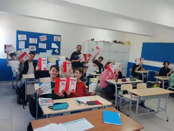 Milli Eğitim Bakanlığı tarafından ücretsiz gönderilen 8’nci sınıf ve 12’nci sınıf düzeyinde öğrenimlerini sürdüren öğrencilere yönelik hazırlanan yardımcı kaynak kitapların dağıtımına başlandı.