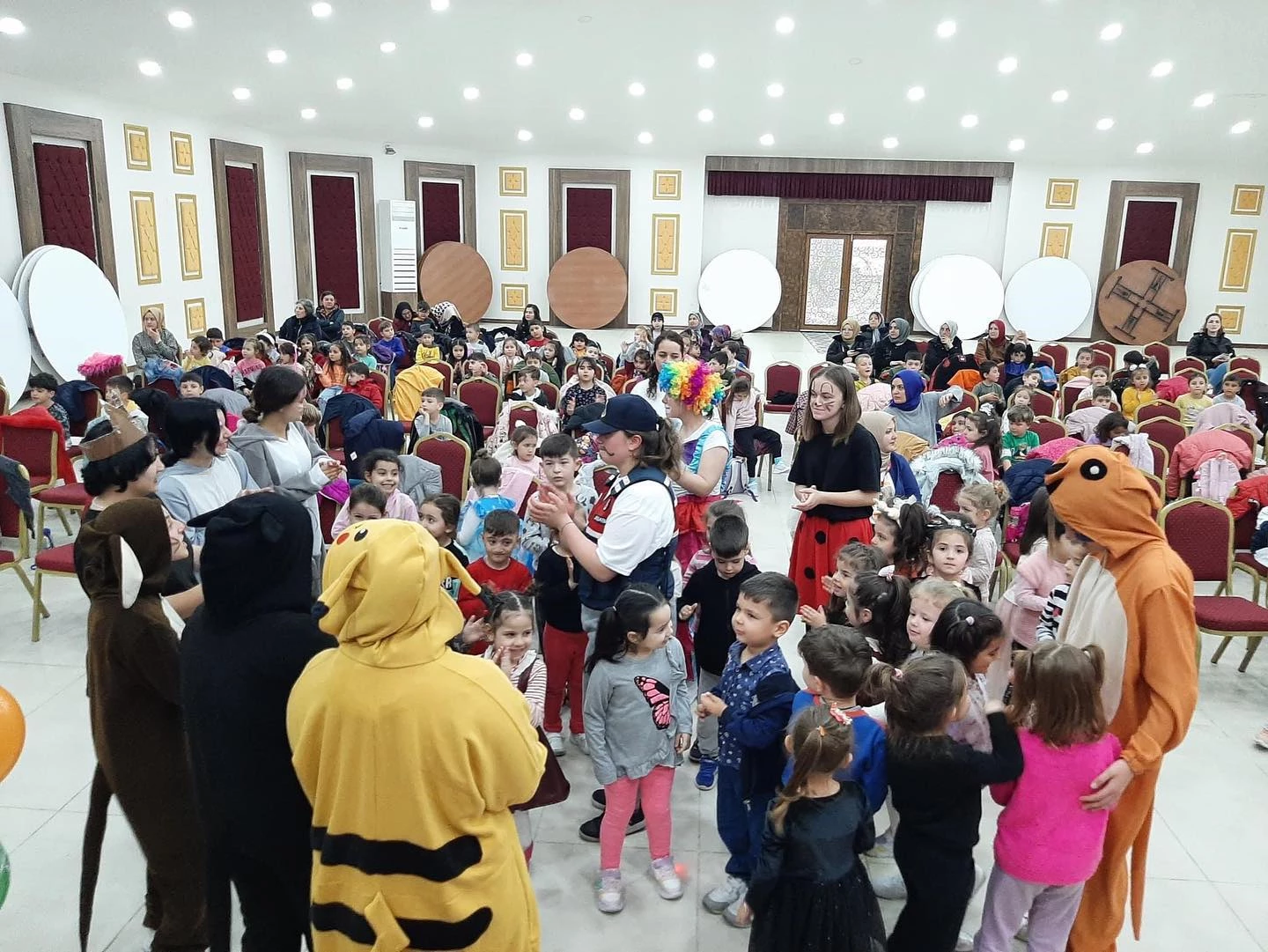 “Okul Öncesi Çocuk Şenlikleri” kapsamında düzenlenen etkinliler, ilçedeki tüm okul öncesi sınıfların katılımıyla gerçekleştirildi. 27 Nisan – 2 Mayıs tarihlerini kapsayan etkinliğe İlçe Milli Eğitim Müdürü Sami Akoğlan katılarak minik öğrencilerin eğlencelerine ortak oldu.