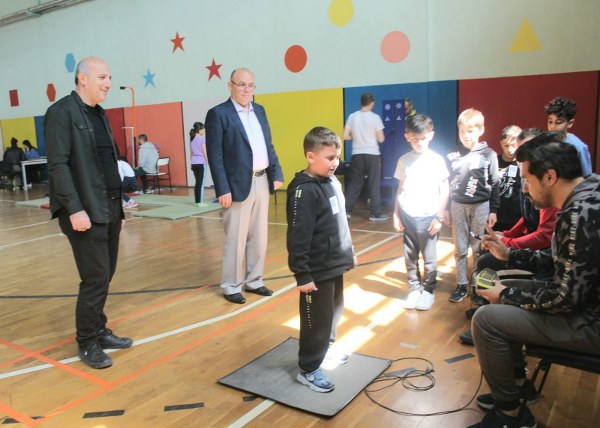 “Türkiye Sportif Yetenek Taraması ve Spora Yönlendirme Projesiyle” Nimet Sadık Özyiğit Ortaokulu Spor Salonunun da ilçede eğitim gören tüm 3’ncü sınıf öğrencilerine sportif tarama testleri yapıldı.