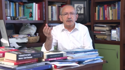 Millet İttifakı Cumhurbaşkanı Adayı ve CHP Genel Başkanı Kemal Kılıçdaroğlu "Sığınmacılar. Kaçaklar" başlıklı yeni bir video yayınladı. Kılıçdaroğlu, "Sığınmacı konusu asla ama asla ırkçı bir zemine taşınmayacak" dedi.