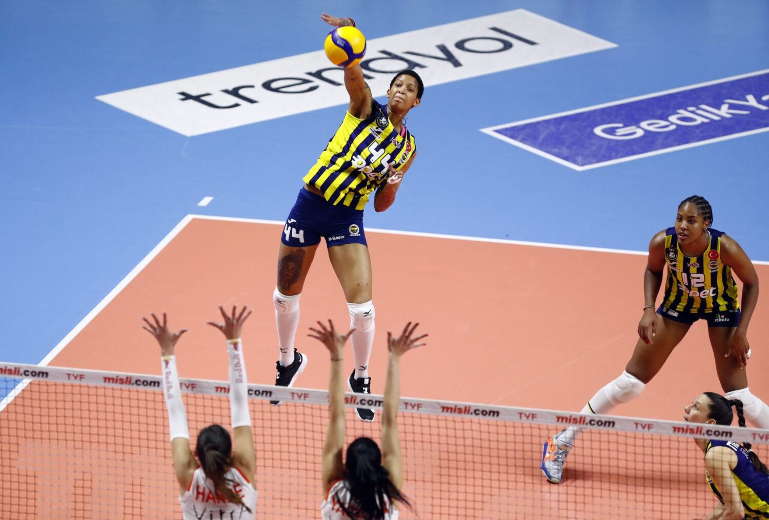 Misli.com Sultanlar Ligi play-off finalinin ilk maçında Fenerbahçe Opet, Eczacıbaşı Dynavit