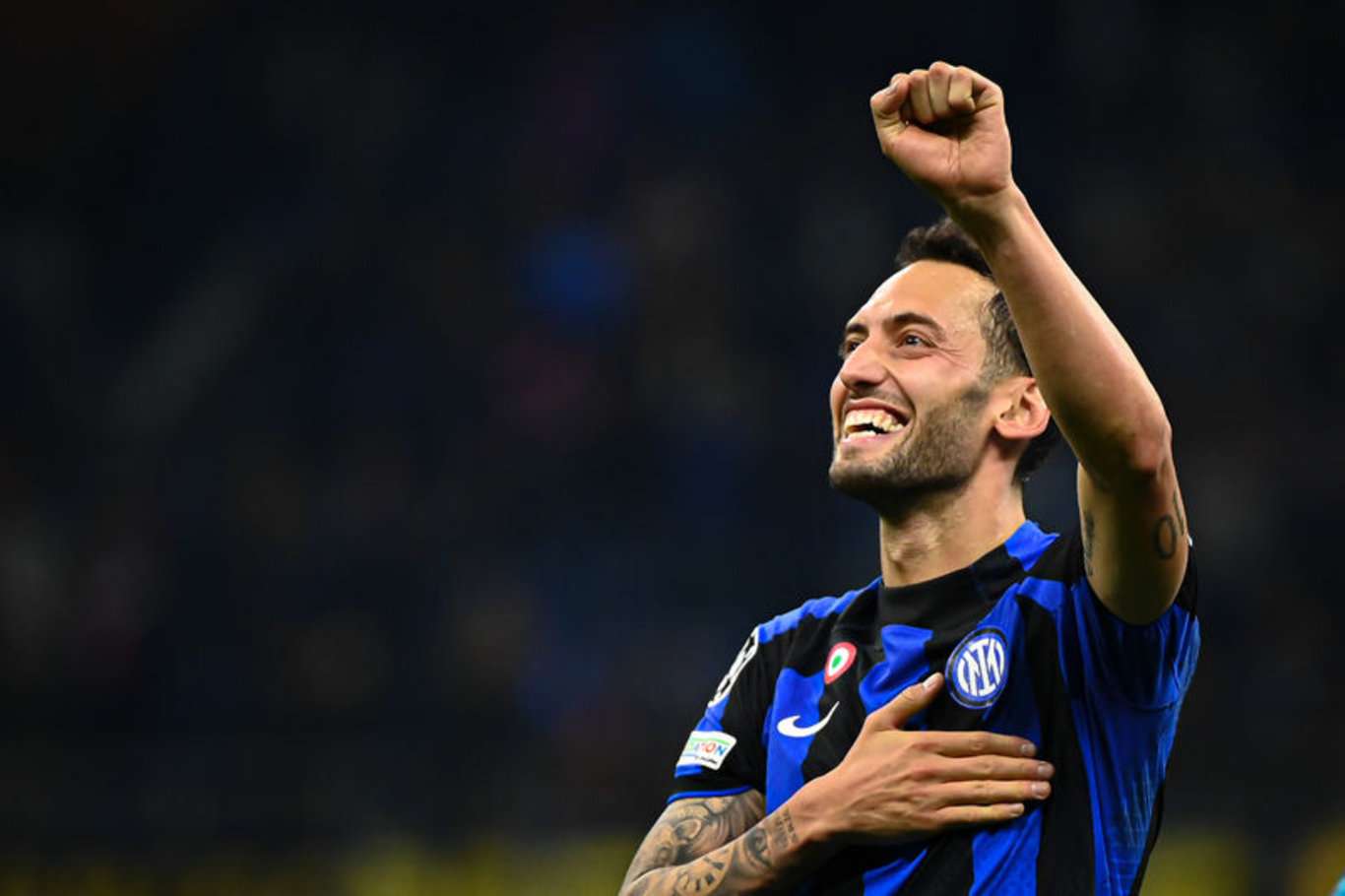 UEFA Şampiyonlar Ligi yarı finalinde Milan’ı iki maçta da mağlup eden Inter, İstanbul’da oynanacak final biletini almayı başardı. Milli futbolcu Hakan Çalhanoğlu ve arkadaşları final coşkusunu taraftarlarıyla doyasıya kutladı.
