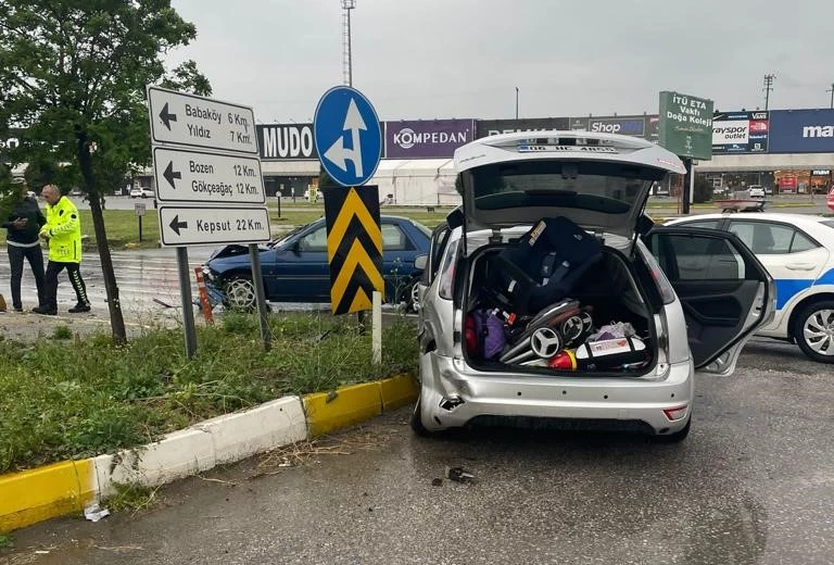 Festiva Outlet Kavşağında dönmek üzere hareket halinde olan Susurluk İyi Parti İlçe Başkanı Mehmet Güzel’in de içinde bulunduğu araca, Balıkesir istikametine doğru seyreden başka bir çarparak kazaya neden oldu.