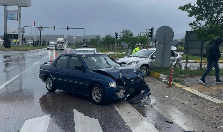 Festiva Outlet Kavşağında dönmek üzere hareket halinde olan Susurluk İyi Parti İlçe Başkanı Mehmet Güzel’in de içinde bulunduğu araca, Balıkesir istikametine doğru seyreden başka bir çarparak kazaya neden oldu.