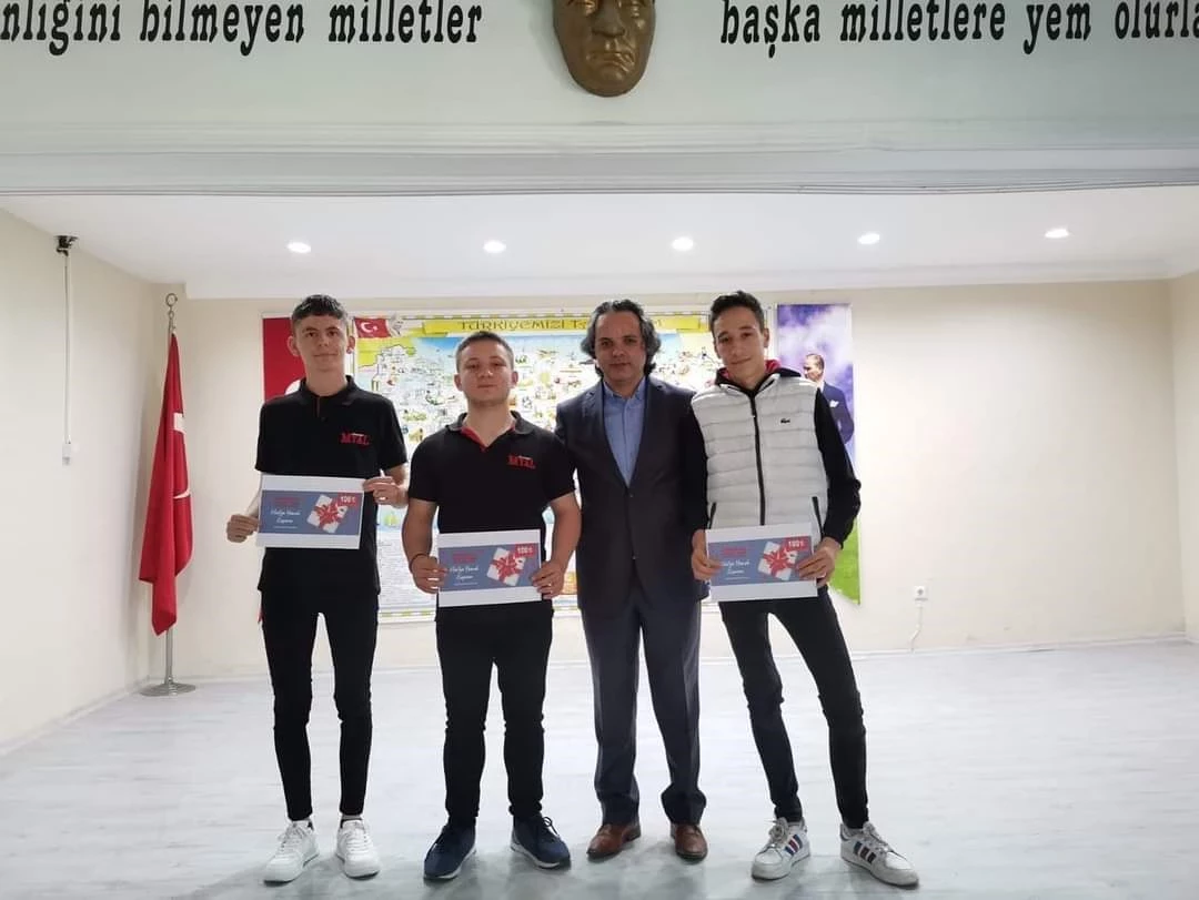 1-7 Mayıs Bilişim Haftasında gençlere bilinç kazandırmak amacıyla Mesleki ve Teknik Anadolu Lisesi Çok Amaçlı Salonunda İlçe Milli Eğitim Şube Müdürü Rüstem Tüt ‘ün katıldığı ve Bilişim Teknolojileri alan öğretmenleri tarafından program düzenlendi.