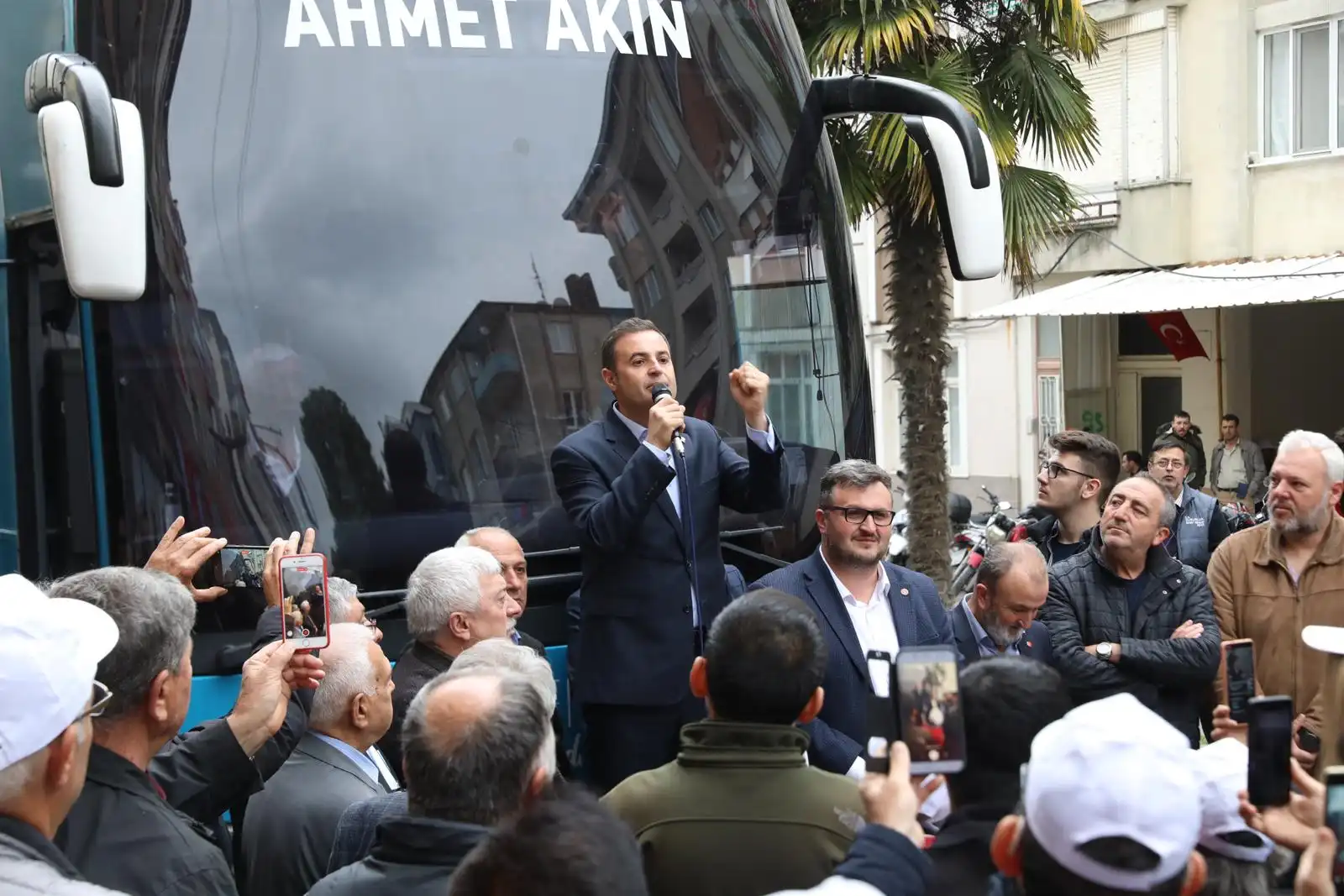 CHP Genel Başkan Yardımcısı Ahmet Akın, 14 Mayıs 2023 Cumhurbaşkanı ve milletvekili seçimleri kapsamında Susurluk’a ziyarette bulunarak esnafla bir araya geldi.