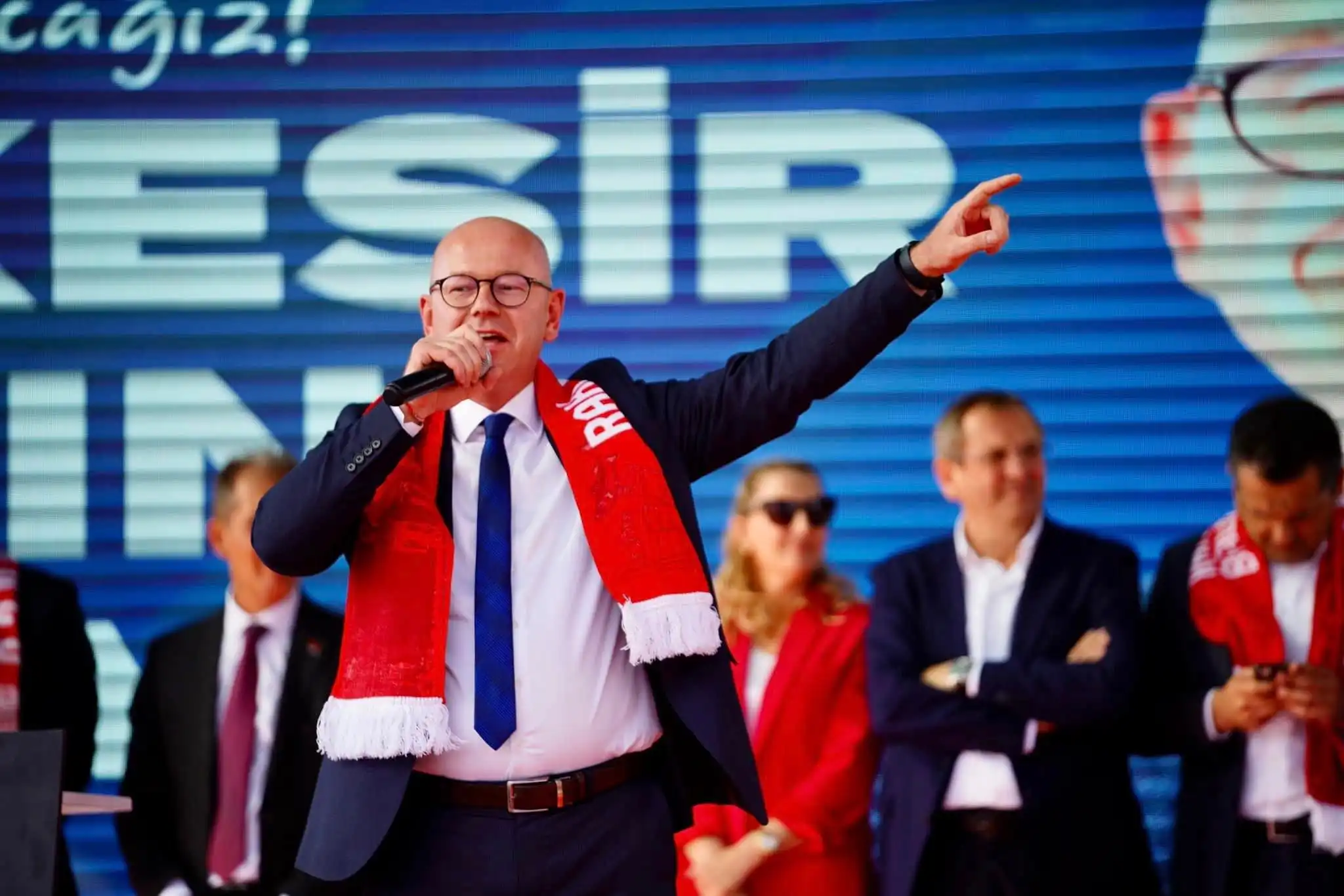 CHP Balıkesir Milletvekili Serkan Sarı, Cumhurbaşkanı Recep Tayyip Erdoğan'ın "en düşük memur maaşı 22 bin lira olacak" vaadinin, tarihi rekorlar kıran dolar karşısında eridiğini ve vaadin güncellenerek en az 29 bin 500 lira olması gerektiğini ifade etti.
