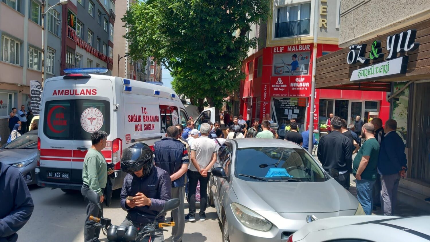 Bandırma Hacıyusuf Mahallesi Kurtuluş Caddesi üzerinde silahlı çatışma gerçekleşti biri ağır 5 kişi yaralandı.