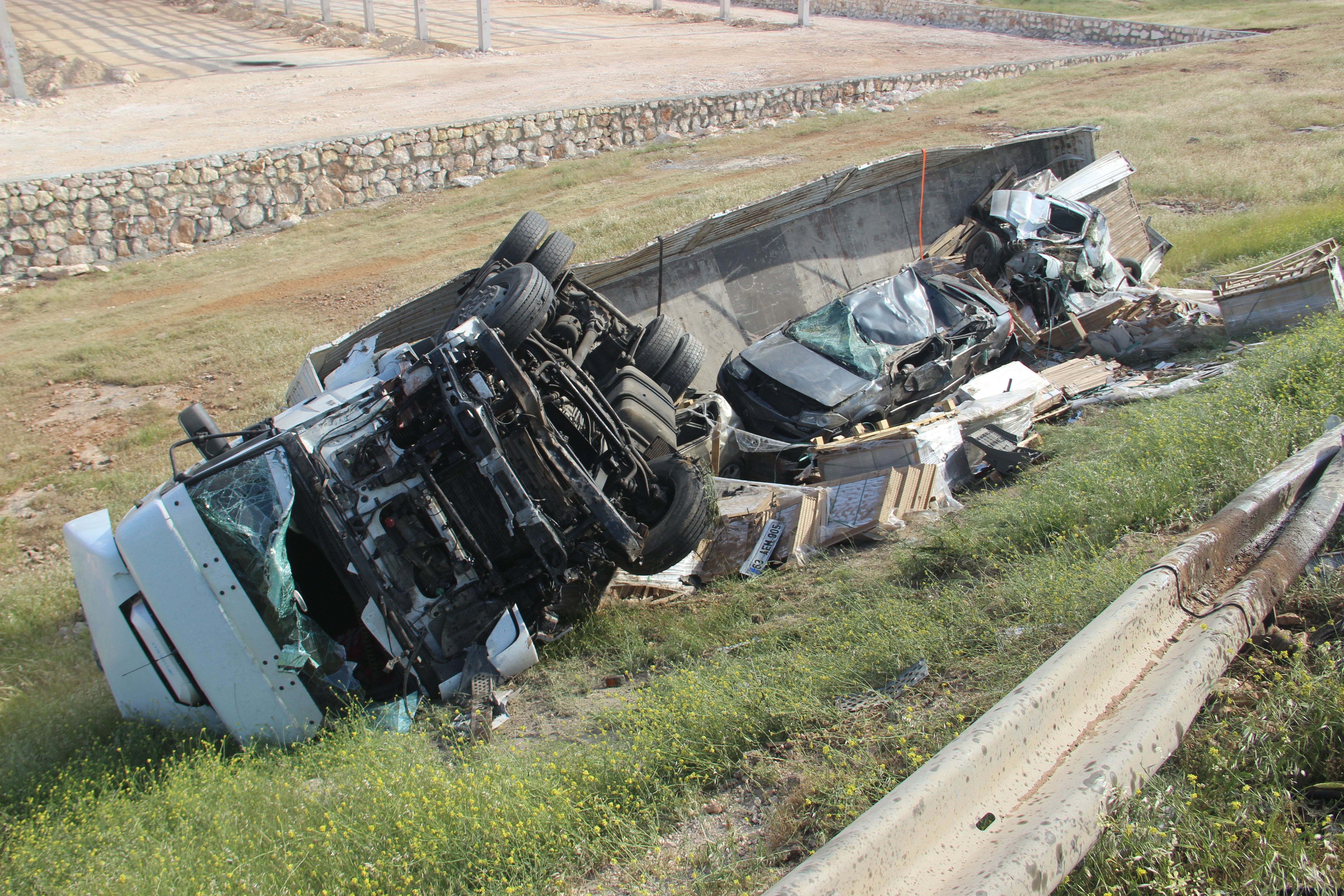 Şanlıurfa'da tır ile hafif ticari aracın çarpışması sonucu meydana gelen trafik kazasında 6 kişi hayatını kaybetti, 1 kişi ise yaralandı.