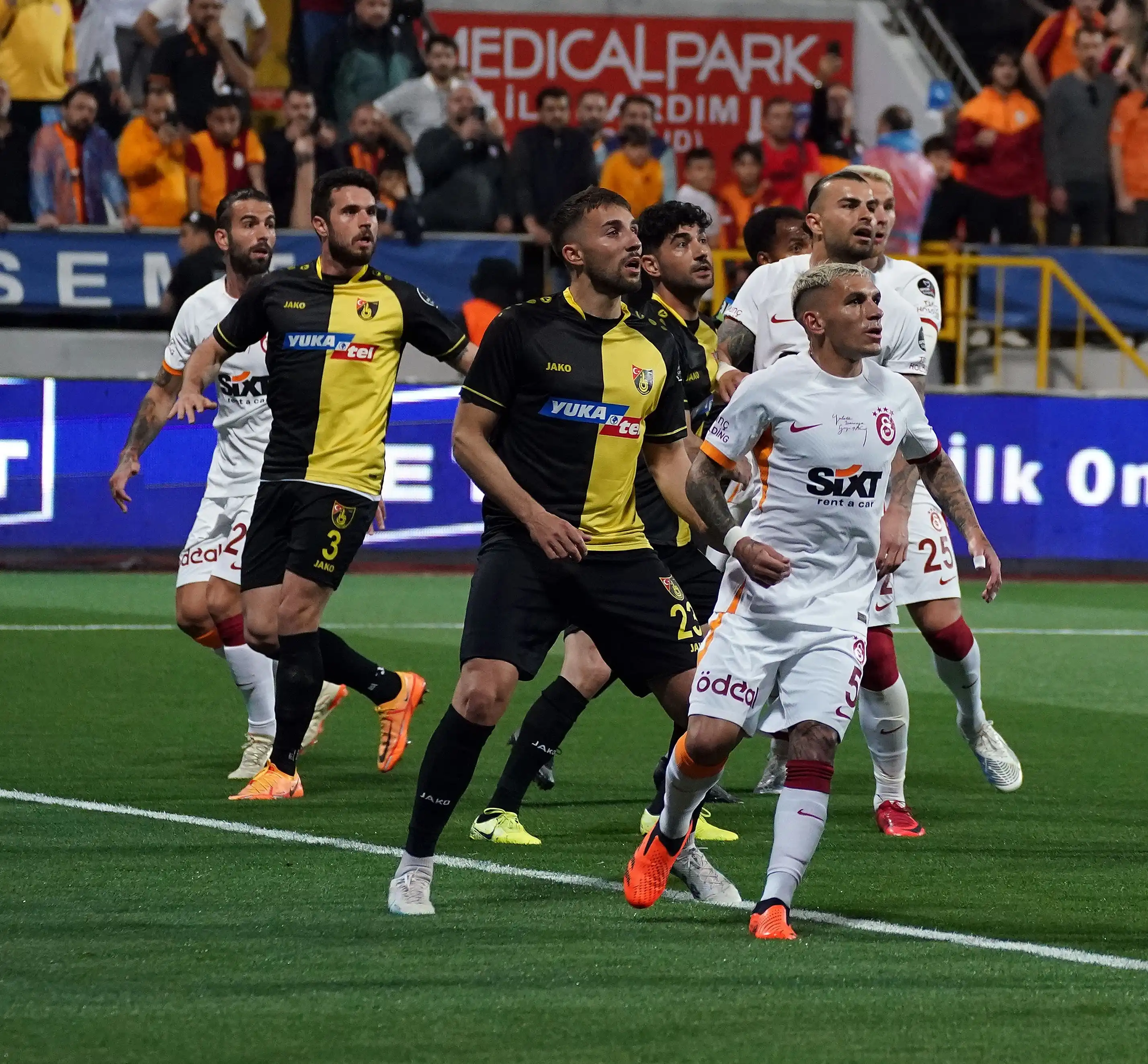 Galatasaray, İstanbulspor galibiyetiyle puanını 76 yaptı ve maç fazlasıyla Fenerbahçe ve Beşiktaş ile puan farkını 8’e çıkardı. Şampiyonluğa bir adım daha yaklaştı.