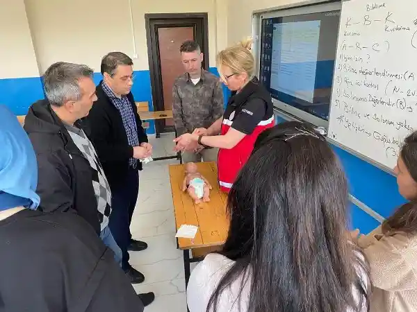 Yaralanma ve sakatlanmaların azaltılması amacıyla “Çocuklarımız İlk Yardımla Daha Güvende” projesi ile ilçede bulunan öğretmen ve okul yöneticilerine yönelik ilk yardım eğitimi verildi.