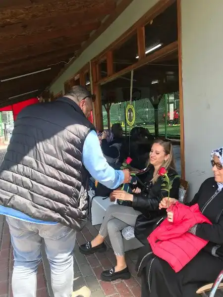 Bandırmagücü Spor Kulübü Başkanı Cem Gülten, haftasonu spor okulu çalışmasında çoçuklarının yanında yer alarak onlara manevi destekte bulunan annelere karanfil dağıtarak Anneler Günü’nü kutladı.
