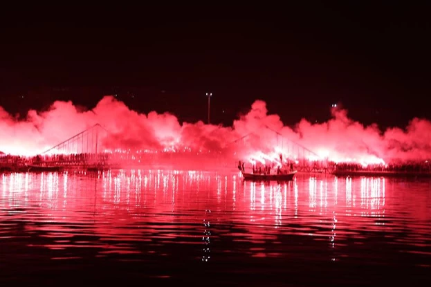 Bandırmalılar, bu yıl 13'üncüsü gerçekleşecek olan "10.5 Bandırmalılar Günü" etkinliği için yarın akşam 22.30'da sahil bandında meşalelerini yakacak.