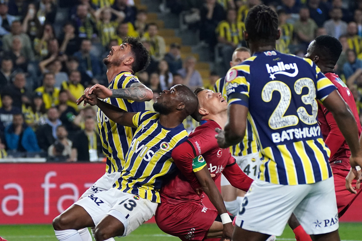 Ziraat Türkiye Kupası Yarı Final rövanş maçında Fenerbahçe, Sivasspor'u 3-0 yenerek finale yükseldi.