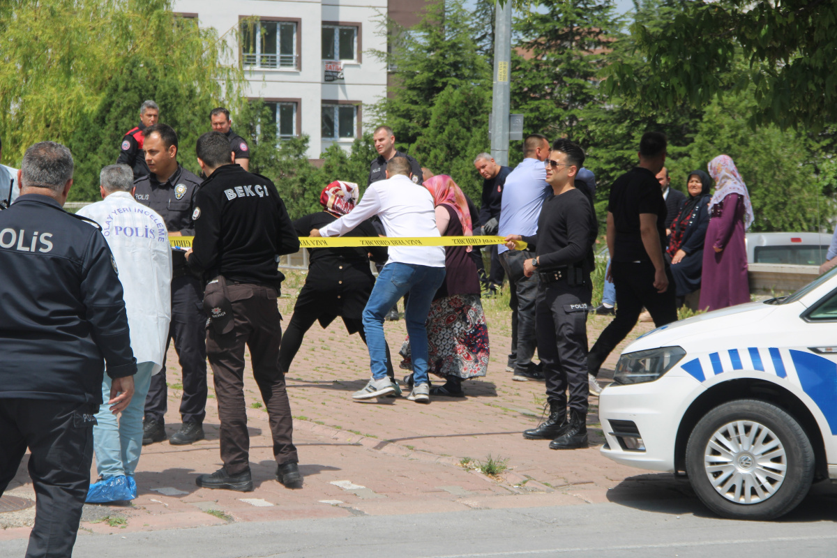 Kayseri'nin Melikgazi ilçesinde çocuğunun balkondan düşmek üzere olduğunu gören ve engel olmak isteyen anne kucağındaki bebeğiyle birlikte 13. kattan aşağı düştü. Anne ve iki çocuk hayatını kaybetti.