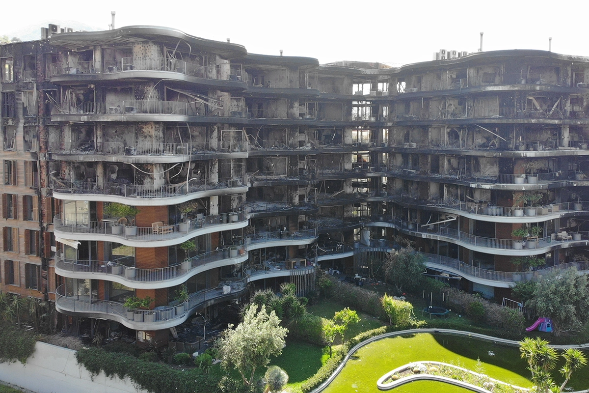 İzmir'in Narlıdere ilçesindeki lüks sitede meydana gelen yangının sebebiyle ilgili tespitte sona geliniyor. 8 saatlik bir müdahalenin ardından kontrol altına alınabilen 40 daireyi etkileyen yangının çıkış sebebini bulmaya yönelik çalışmalar tamamlandı.