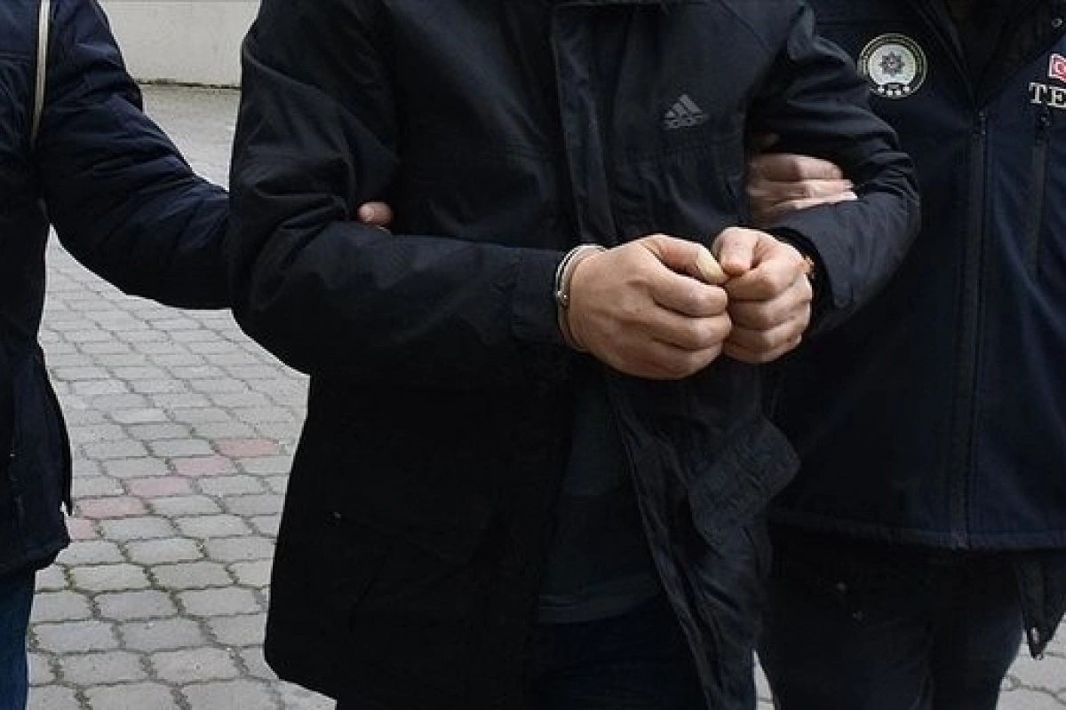 İstanbul merkezli 3 ilde gerçekleştirilen operasyonlarda, DEAŞ terör örgütüyle bağlantılı oldukları tespit edilen 12 şüpheli gözaltına alındı.