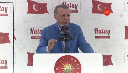 Erdoğan, Hatay'da depremzedelere seslenerek, "Nefretin, kinin diliyle değil, daima kardeşliğin diliyle konuştuk. Sandıkta tecelli eden iradeye böyle yaklaşıyoruz. CHP Genel Başkanı ve ardından gelenler gibi milleti suçlamıyoruz" dedi.