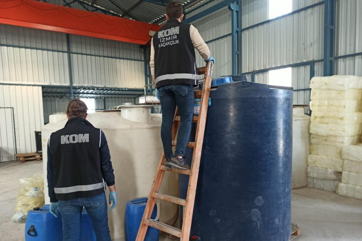 Menemen ilçesinde bulunan bir depo ve iki araçta, polis ekipleri tarafından yapılan operasyonla 38 ton sahte etil alkol ele geçirildi ve olayla ilgili 4 şüpheli gözaltına alındı.