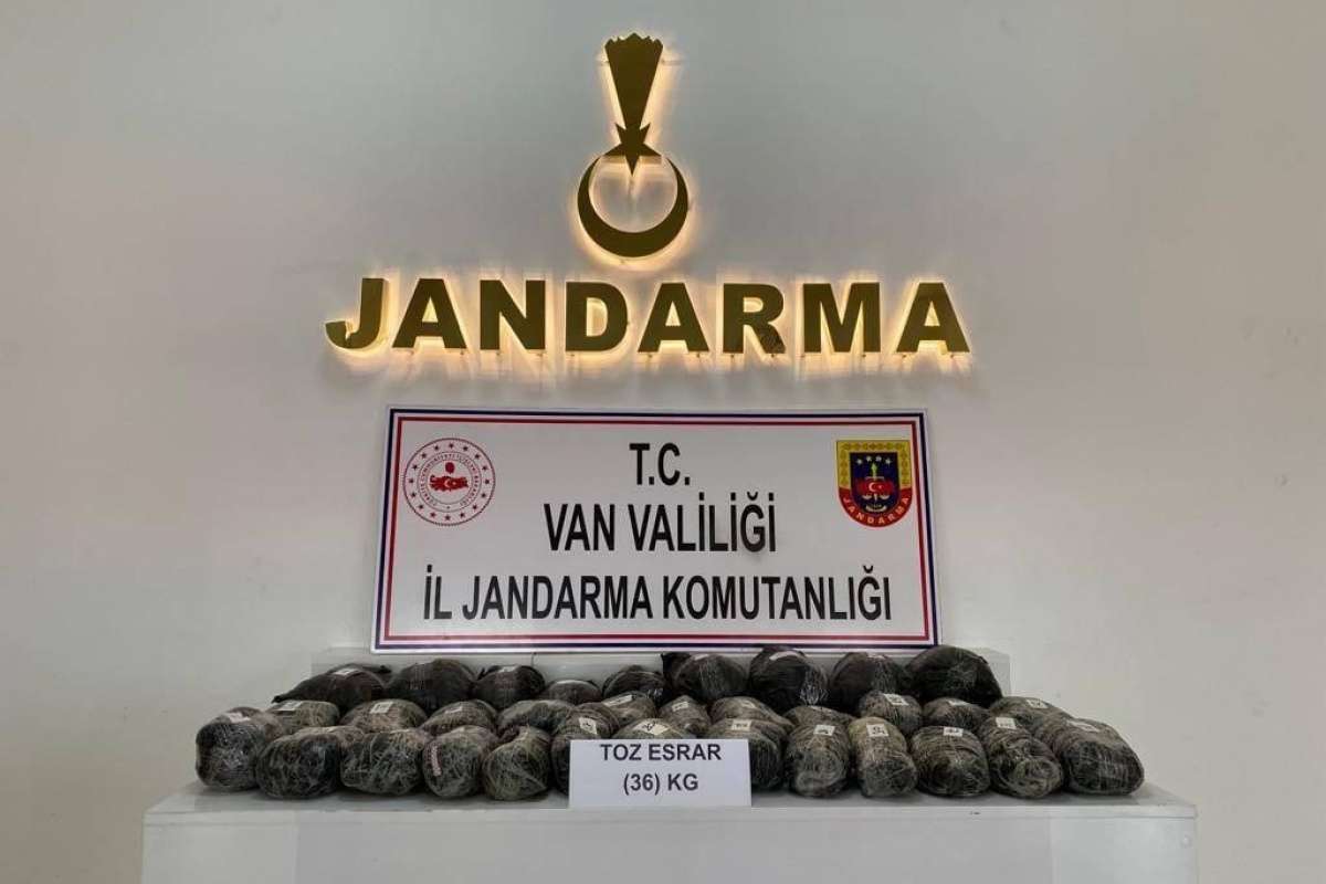 Güvenlik güçlerinin Van'ın Başkale ilçesinde gerçekleştirdiği operasyon sonucunda, kırsal alanda bulunan kayalıklarda gizlenmiş 36 kilogram toz esrar ele geçirildi.