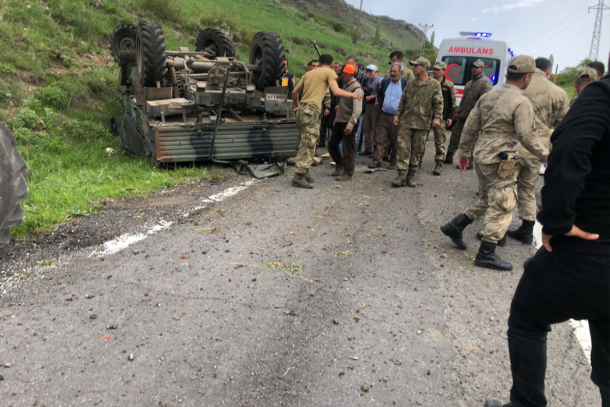Çıldır ilçesine bağlı Kurtkale köyü yakınlarında bir askeri aracın kaza yapması sonucunda 4 asker yaralandı.