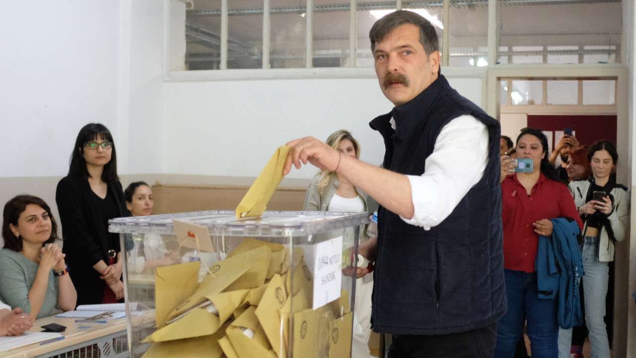 Türkiye İşçi Partisi Genel Başkanı Erkan Baş, eşi Gülçin Baş ile birlikte oyunu İstanbul Kadıköy'de kullandı.