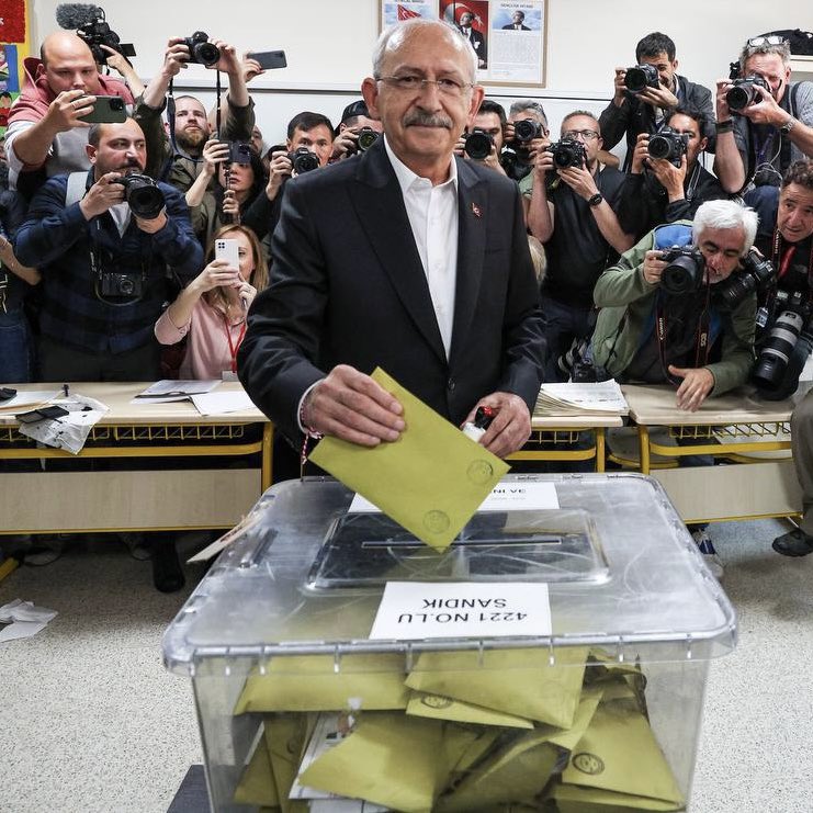 Millet İttifakı Cumhurbaşkanı adayı Kemal Kılıçdaroğlu sandık görevlilerine seslenerek; "İmzalı son sandık tutanağı teslim edilene kadar, ne olursa olsun asla sandıkların başından ayrılmayın" dedi.