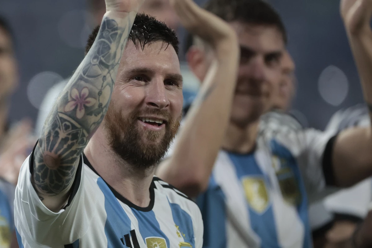 Paris Saint-Germain ile sezon sonu yollarını ayıracak olan Lionel Messi'nin yeni takımı belli oldu. Yıldız futbolcu Fransız AFP'nin son dakika geçtiği habere göre Suudi Arabistan takımı Al Hilal ile anlaştı.